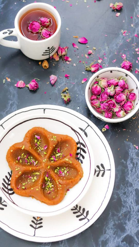 طرز تهیه دو دیس بزرگ حلوا نذری