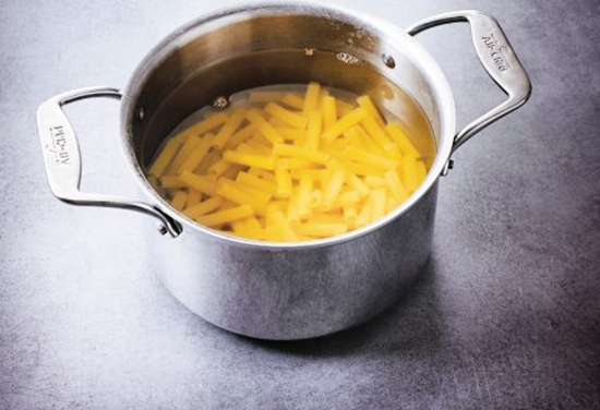 طعم بی‌نظیر ماکارونی با پنیر با رسپی مخصوص پل باکوز