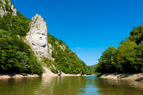 ۱۰ مجسمه غول پیکر که به جاذبه توریستی کشور‌ها بدل شده اند