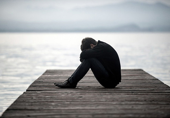 افسردگی پاییزی چیست و راه‌های تشخیص و درمان آن چه هستند؟
