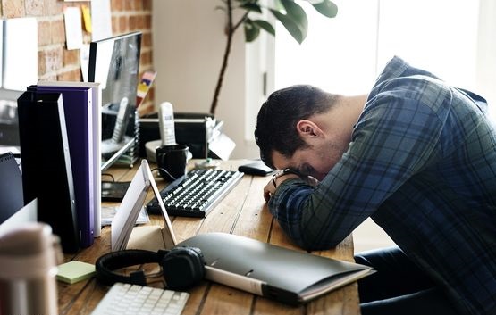 همیشه خسته‌ها بخوانند؛ دلایل احساس خستگی دائمی