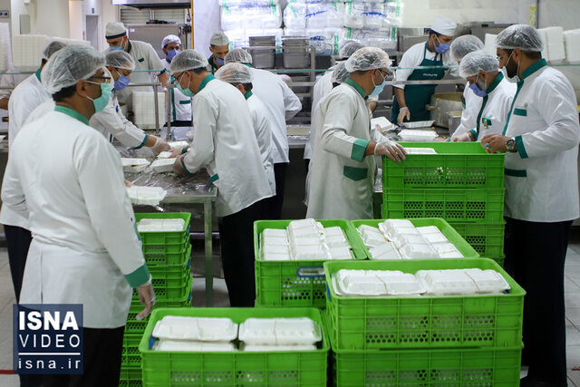 ویدئو / آمادهسازی بستههای افطار در مهمانسرای رضوی ویدئو / آمادهسازی بستههای افطار در مهمانسرای رضوی
